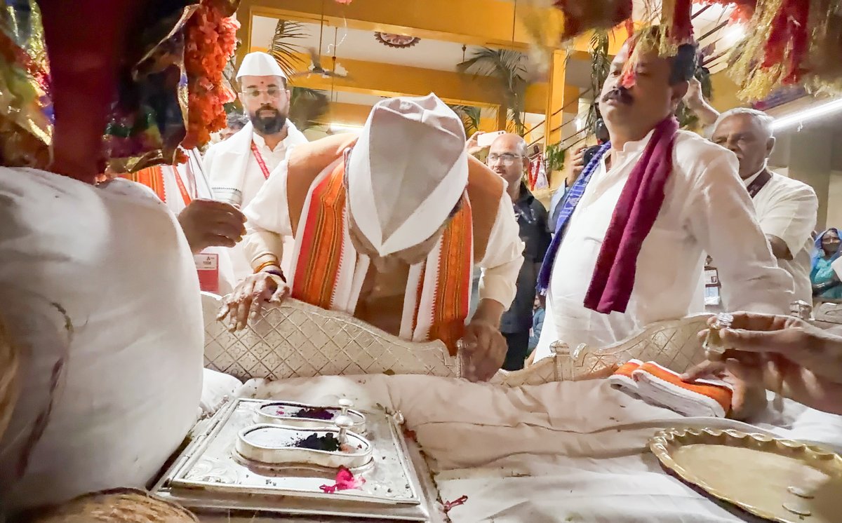 Dev_Fadnavis's tweet photo. अवघे गरजे पंढरपूर । चालला नामाचा गजर ।

संतश्रेष्ठ श्री ज्ञानेश्वर माऊली यांच्या पादुकांच��� दर्शन घेऊन धन्य झालो. याप्रसंगी राज्यातील बळीराजा सुखी राहावा आणि सर्व नागरिकांच्या मनोकामना पूर्ण व्हाव्यात, अशी प्रार्थना केली.

#Maharashtra #PandharpurWari #AshadhiEkadashi