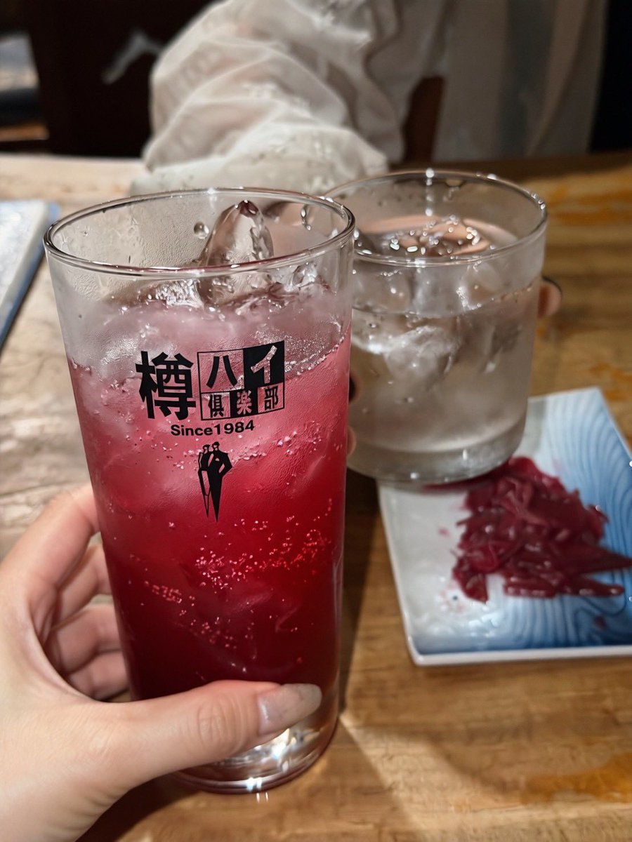 t___z25's tweet photo. 暑い暑い夏が続いてますが、かき氷とお酒は最高🥃栄養補給っ。
私は奥側の白い方〜
ショートにしたよ🙈‼︎
🐍ガチャを見つめている瞬間、、笑 https://t.co/LS1eWSjHm0