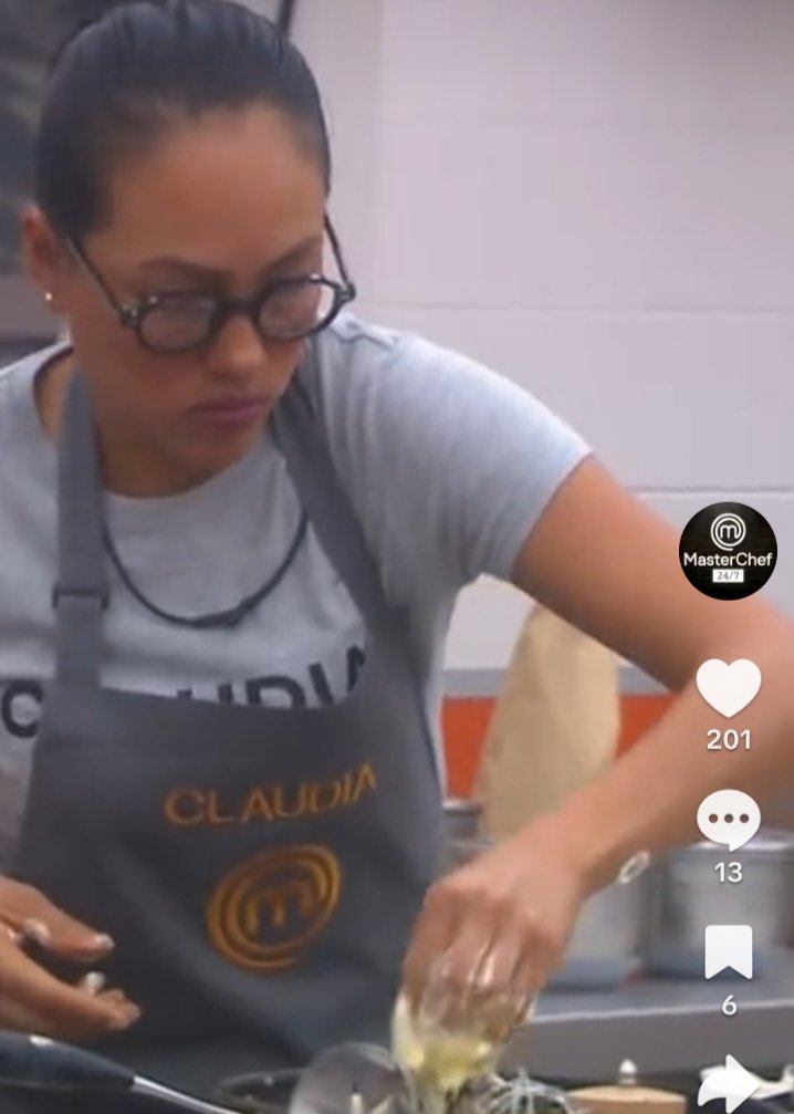AlmaValenc1387's tweet photo. @MasterChefMx  para algunos participantes si aplica y para otros es tirarle bullyng esto le llaman ser merecidas chefs profesionales 😡😡😡😡🤮🤮🤮🤮 https://t.co/gPX8QNkdSW