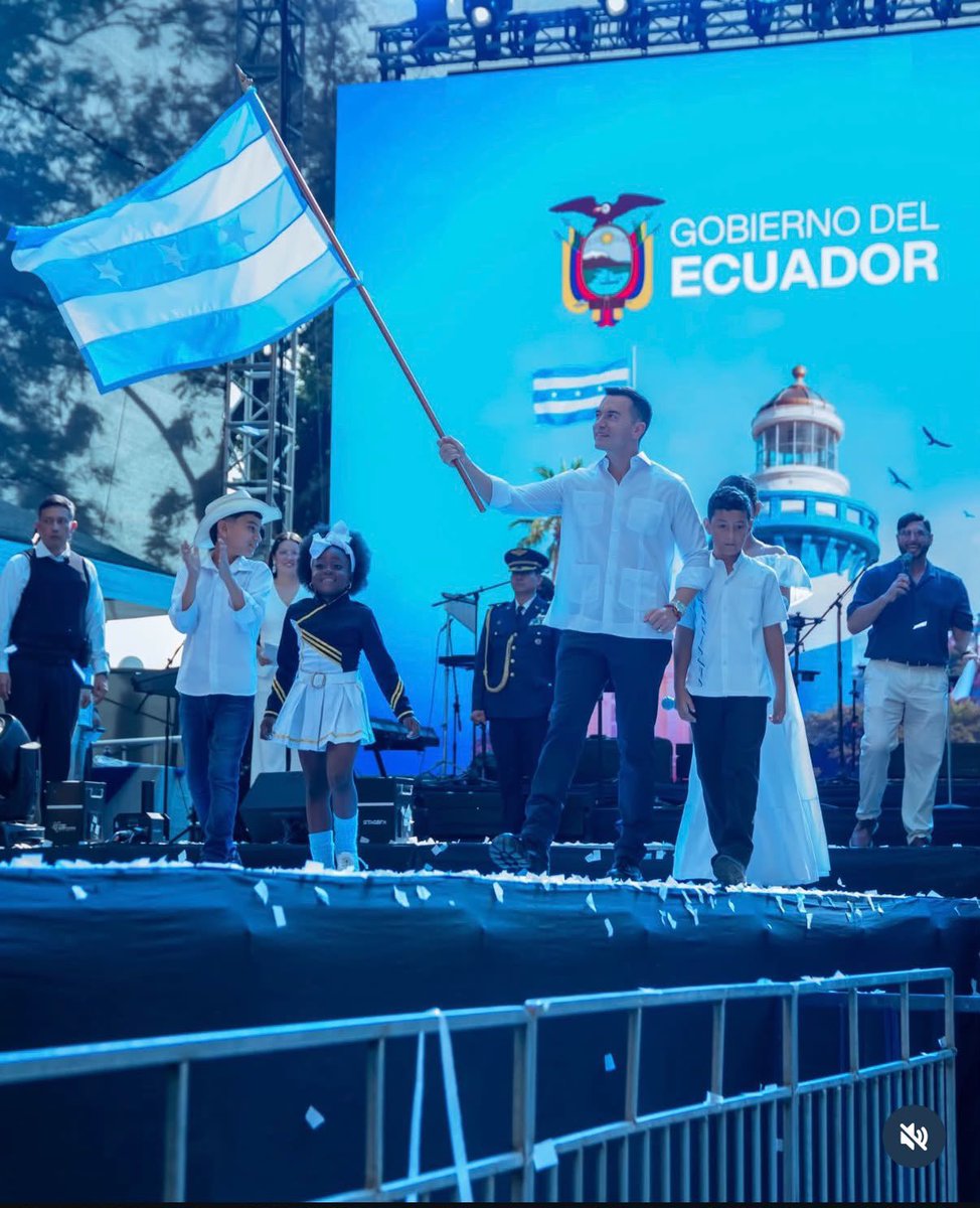 ECU911_'s tweet photo. 📍 #Guayaquil | El Director General del #ECU911, @JCPaladines participó en la Sesión Solemne y Ceremonia de Condecoraciones por los 491 años de fundación de Santiago de Guayaquil.

El evento estuvo presidido por el Primer Mandatario, y contó con la presencia de autoridades nacionales y locales que reafirmaron el compromiso nacional e institucional con la ciudad y sus habitantes.