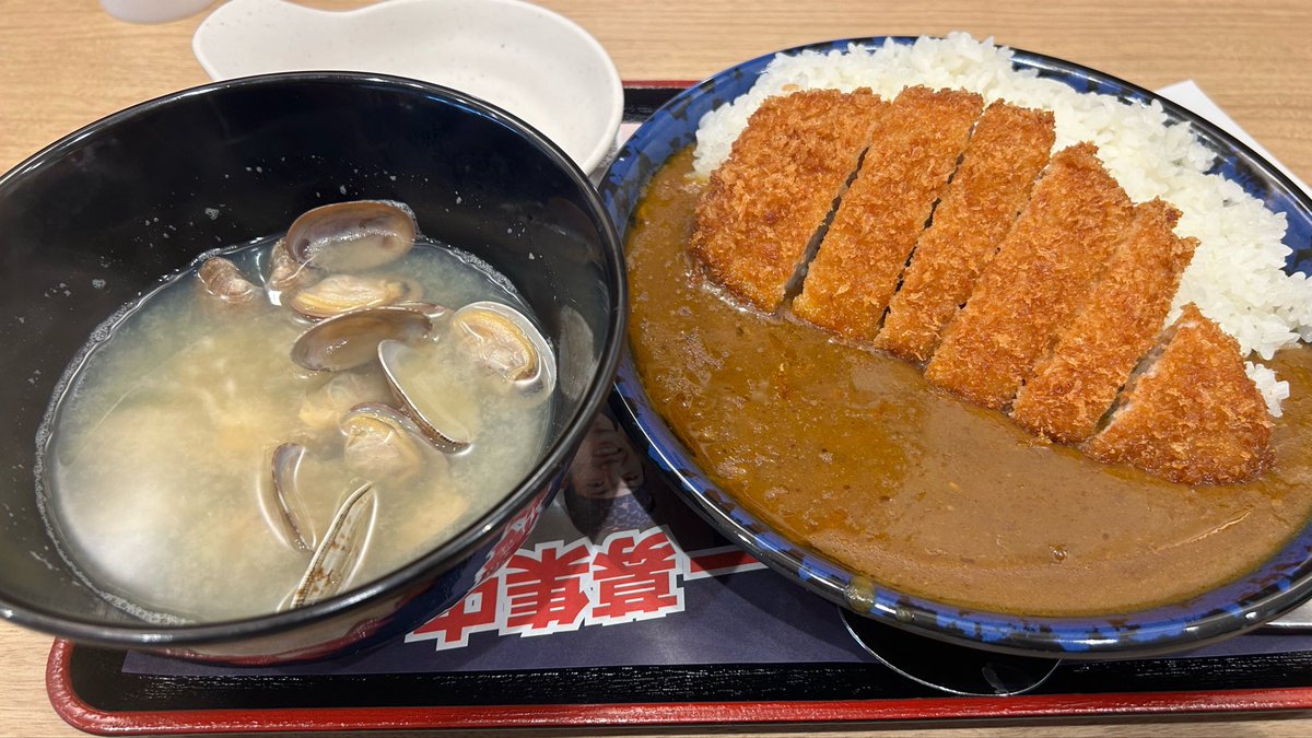 kuma_neko_'s tweet photo. 劇場版ちいかわを観たあとは絶対にコレと決めていた、資さんうどんのカツカレー＆貝汁 https://t.co/NrSIWid7z2