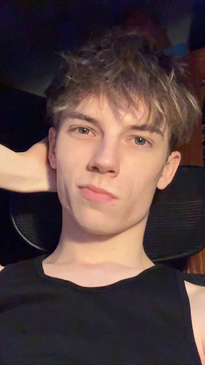 ArtyOomf's tweet photo. Feeling the new tank top? https://t.co/47wc32QvH5