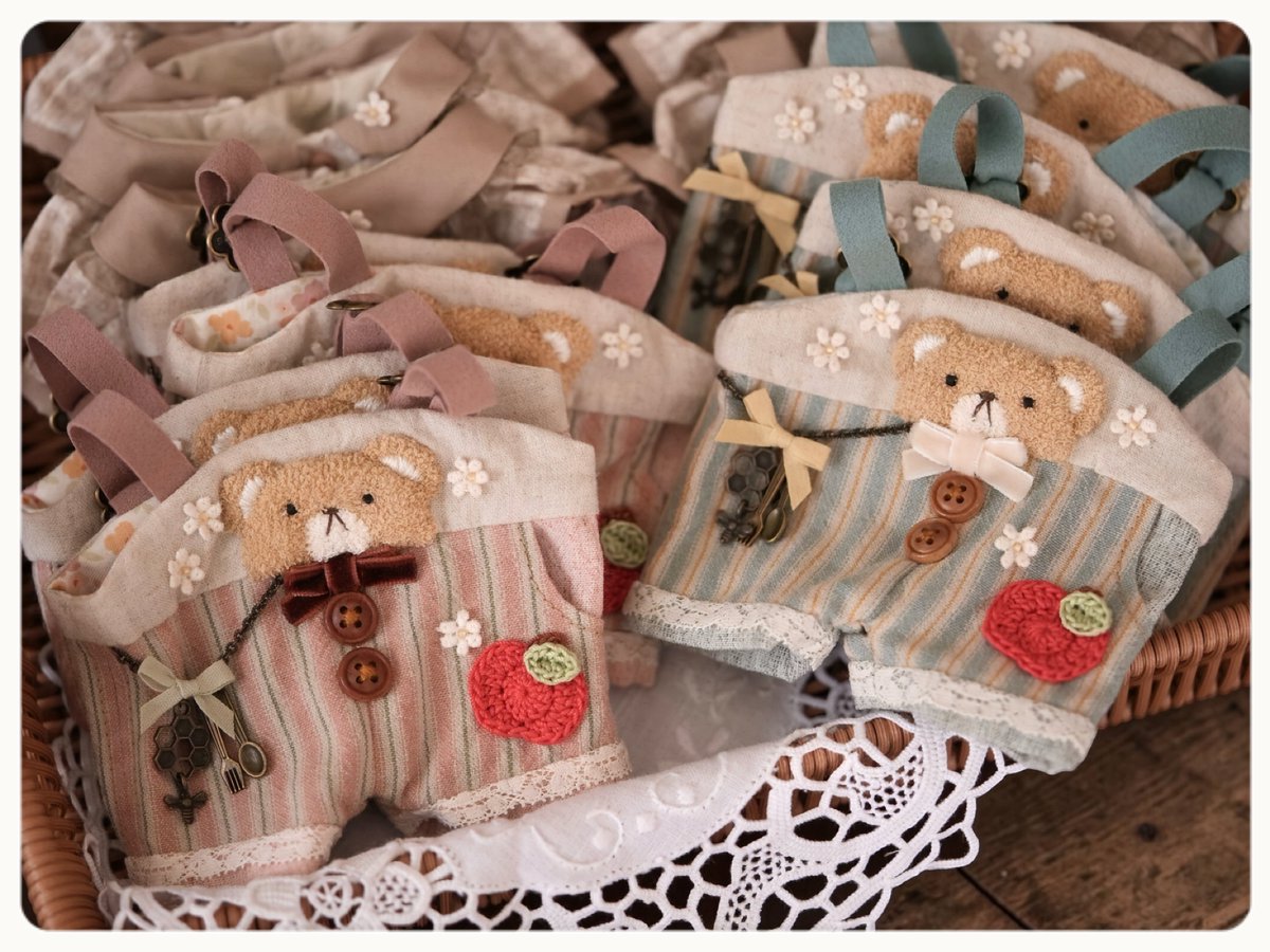 rose12hg's tweet photo. 🧸前回持って行けなかった20cmサイズ向けのくまさんサロペ、ピンク・水色の2色をぬいFesに持っていきますね

再販のご希望を沢山いただいているので今回はいつもよりセット数多めに用意しました🪡
（⚠️ブラウスの生地変更あります

#ぬいFes夏祭りsp
#ぬい服
#20cmぬいぐるみ https://t.co/Mi1he3X5a5
