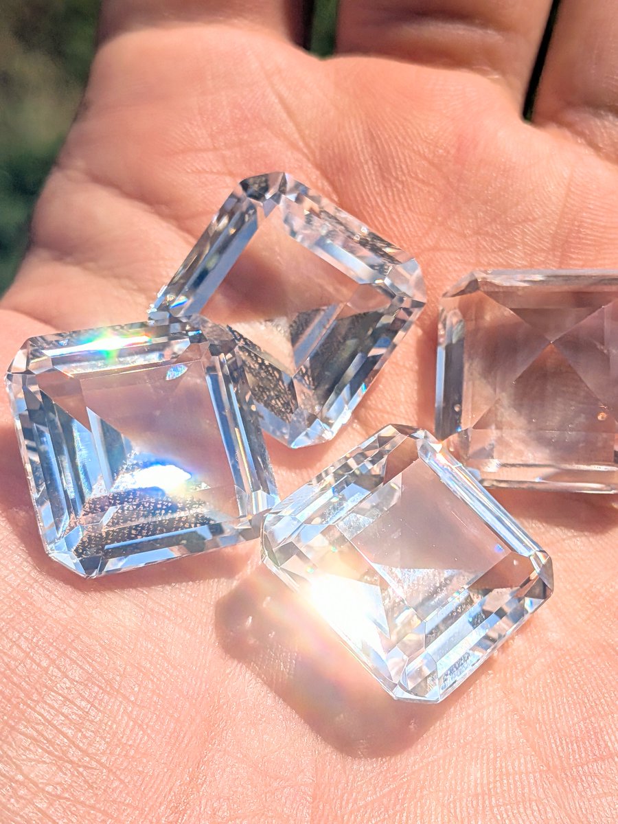 yasyokuoisi's tweet photo. 【 抽選販売用 】

合成サファイア
ルース
ルースケース入
20×20mm

1個  2990円

ずっしりと大きな20×20mmの合成サファイアのルースです
元は時計カバーガラス用のロットかと思います
コレクションにどうぞ

20個販売

応募はこのポストをRP
応募期間は7/25～7/27の3日間です

お待ちしております！ https://t.co/zvp2eL6NcR