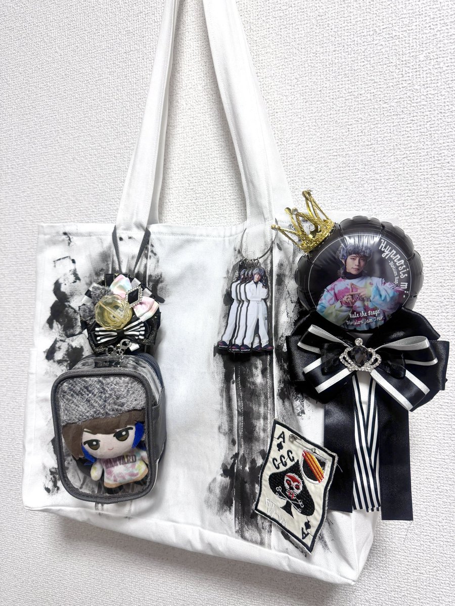dddd4_wm's tweet photo. りんど〜概念バッグ🧤
真っ白のトートがなくて友達に作ってもらったから裏地は水色💙 https://t.co/uy0ylL8H39