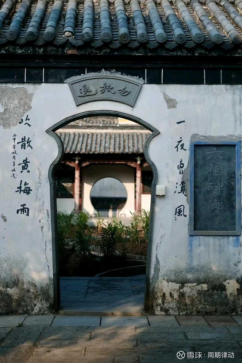 BellaGovepdv8's tweet photo. 刚巧撞见老巷口阿婆晒的金桂被风偷了半捧，连空气都浸在甜香里。， https://t.co/Q8gTsyTF2O