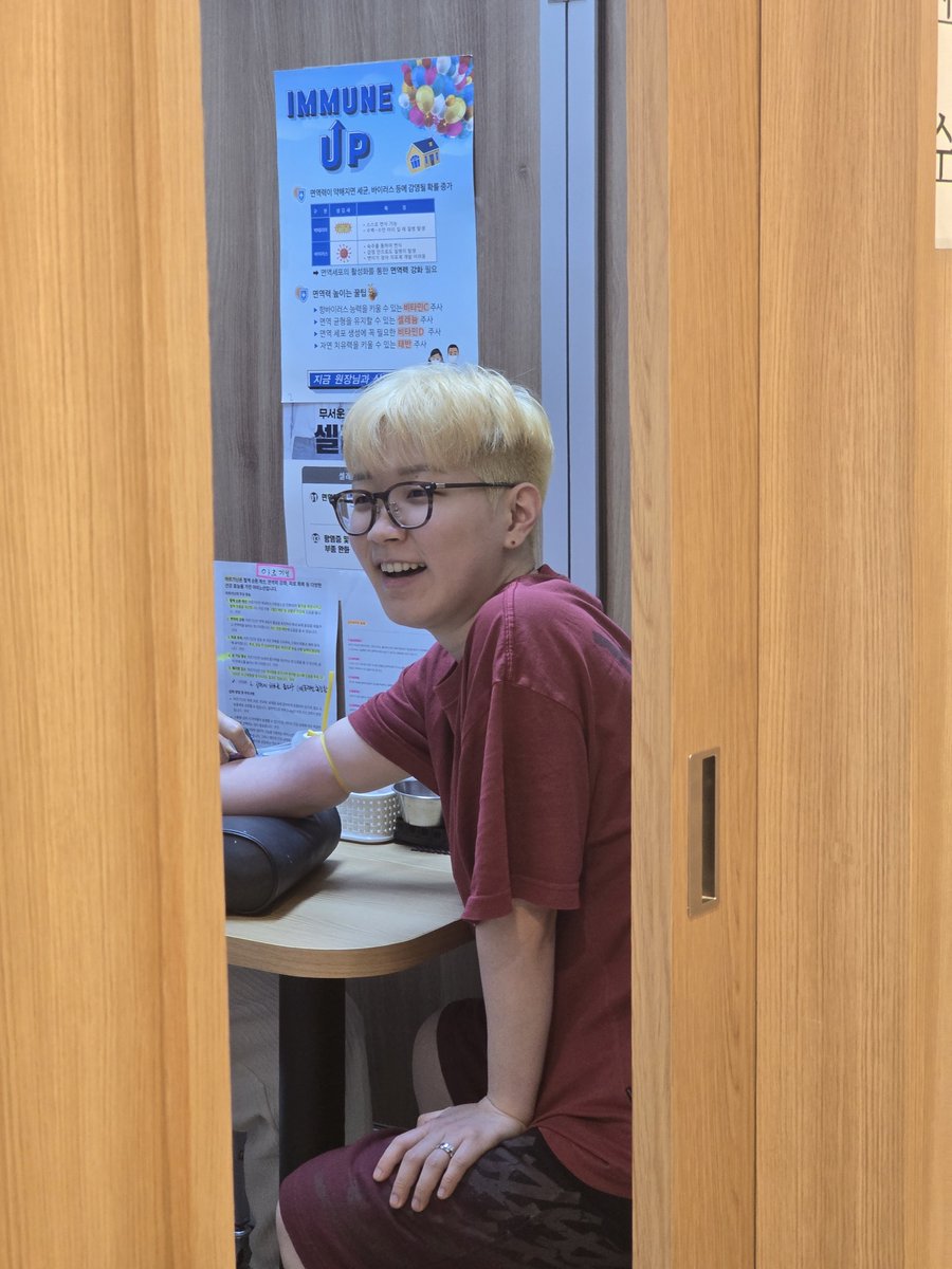 H0Y4_talk's tweet photo. 자매품 채혈하는 아내 https://t.co/mTHqSfwiwE