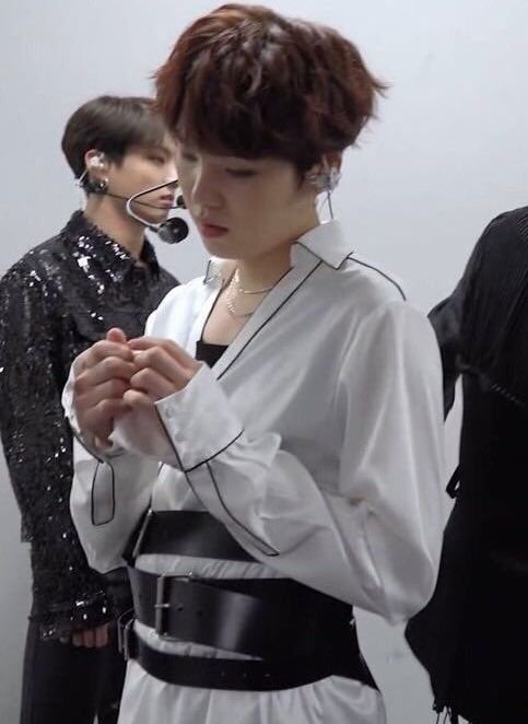 jimintopera's tweet photo. ningún omega se ha visto tan omega como yoongi aquí https://t.co/PYY6ihVMIe