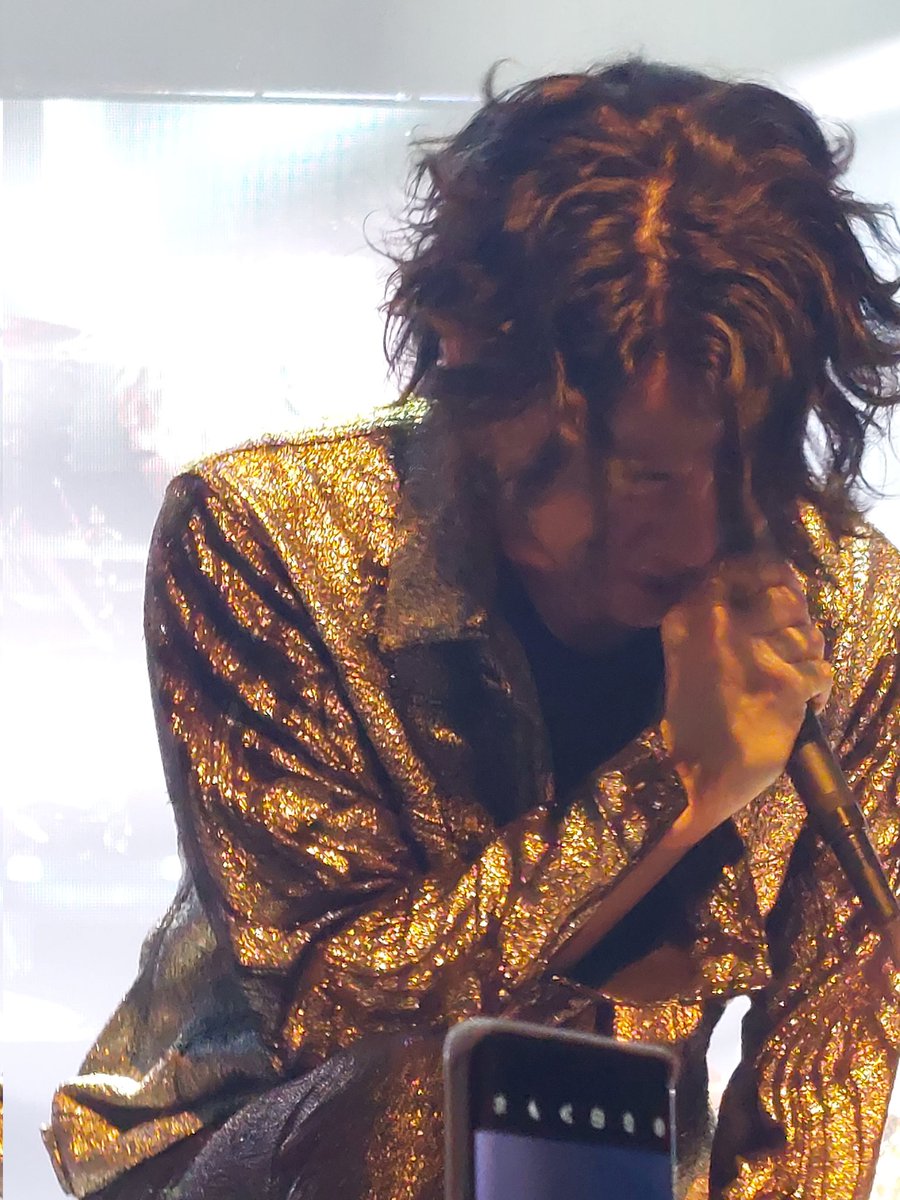 Tggjfrsueqd7EnG's tweet photo. 今日は千葉でliveがありますね🎵行かれる方楽しんで来て下さいね✨札幌RYUPICラストォォーー！りゅーちゃん足かけて前のめり？になってる時凄く距離が近くなる😳実はLUNAPIC60枚くらい撮ってた…
#LUNAPIC 　#LUNASEA　#RYUICHI https://t.co/Rtb4xTy4U3
