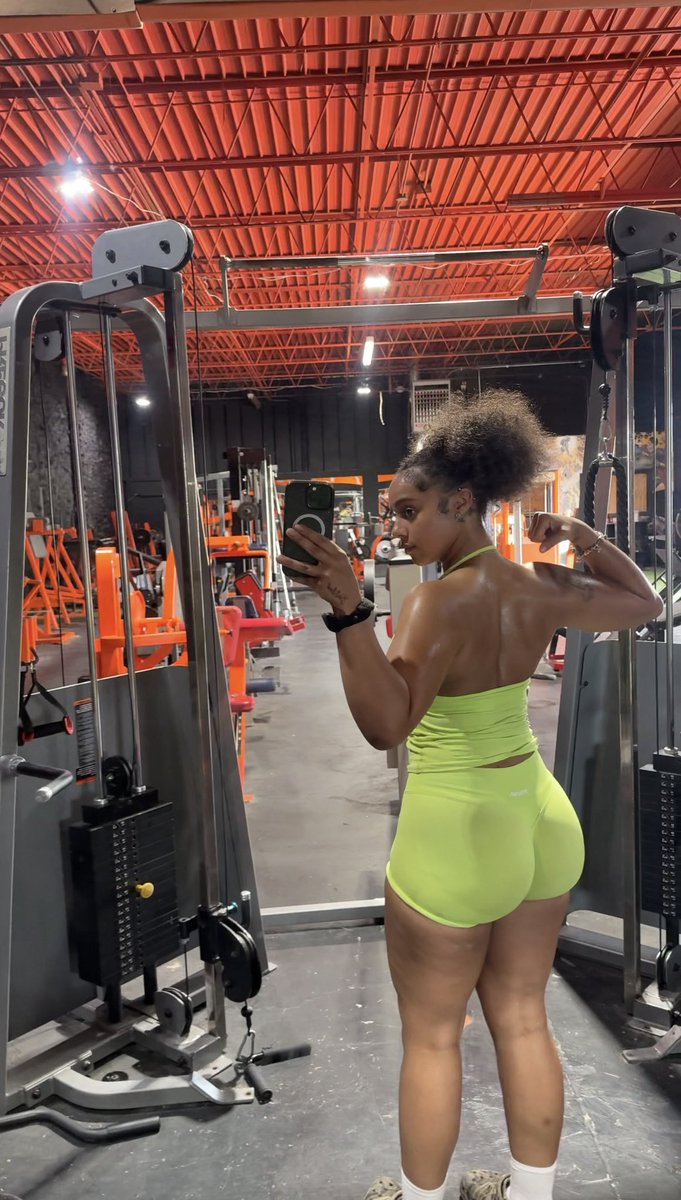 _lelenicoleee's tweet photo. Muscle mami???? https://t.co/UZ1kz422Yz