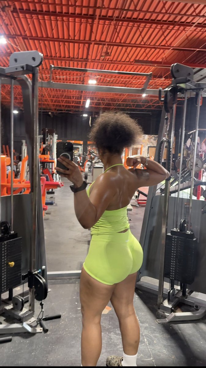 _lelenicoleee's tweet photo. Muscle mami???? https://t.co/UZ1kz422Yz