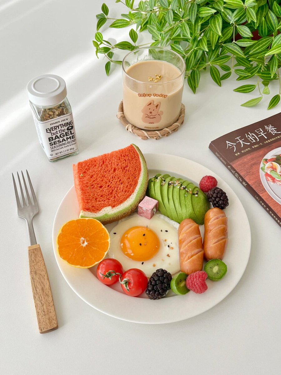 portnaginadani1's tweet photo. Perfect mid-week pick-me-up: creamy avocado toast with a sprinkle of chili flakes and a side of cold iced latte. Simple, flavorful, and so satisfying! https://t.co/DfgdafcExM