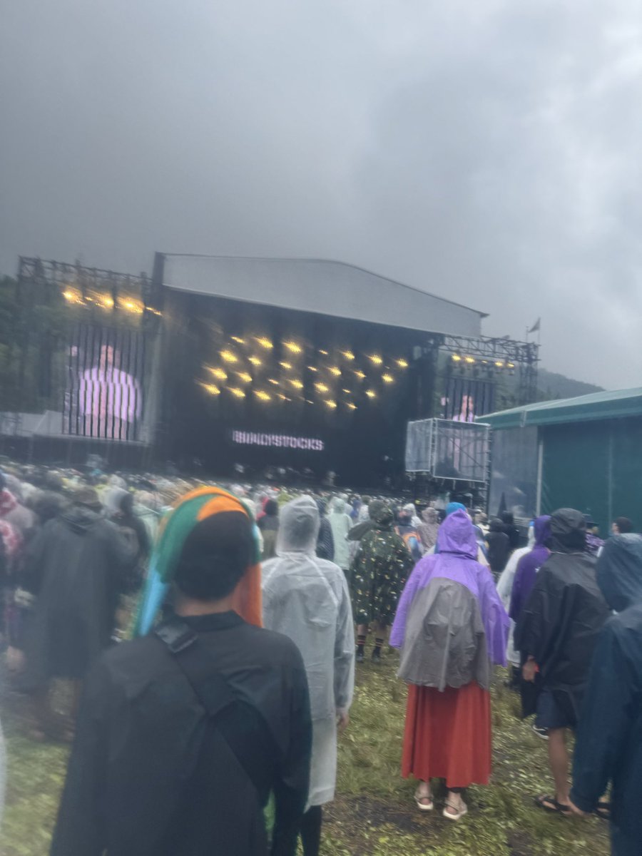 peko45's tweet photo. 豪雨だけど、NFレインウェアで快適である。感謝
#フジロック
#山口一郎 https://t.co/xAxsKOFmBp