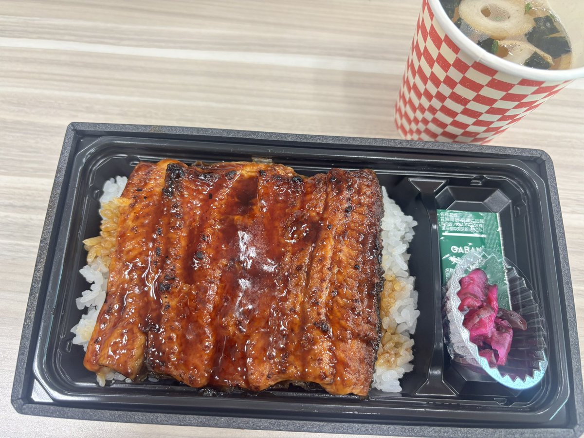 tsubachy's tweet photo. 昨日のお昼
営業部隊のお取引先のうな重弁当
お昼としては予算オーバーだけど、うなぎを食べる、だったら神コスパな美味しいうなぎでした！
室みんなで同じの頼んで食べたのでみんなで美味しい美味しい、と楽しかった！
(お吸い物は私が提供) https://t.co/U17ay3ChZM