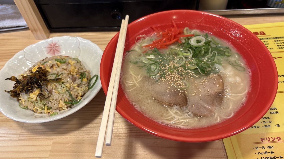akiocool's tweet photo. お腹が空きましたね
今日は長浜ラーメン😋😋😋 https://t.co/XxfEamr3Vs
