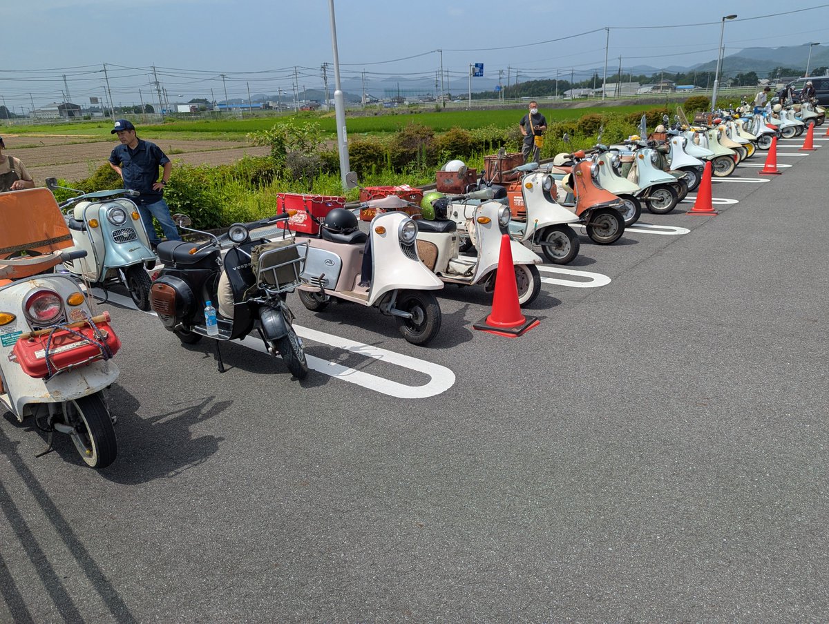 antique_cube's tweet photo. 集合♪(´―`)たくさん集まった♪
暑いですw
#ラビットスクーター
#S601 https://t.co/IbHG0PRbkH