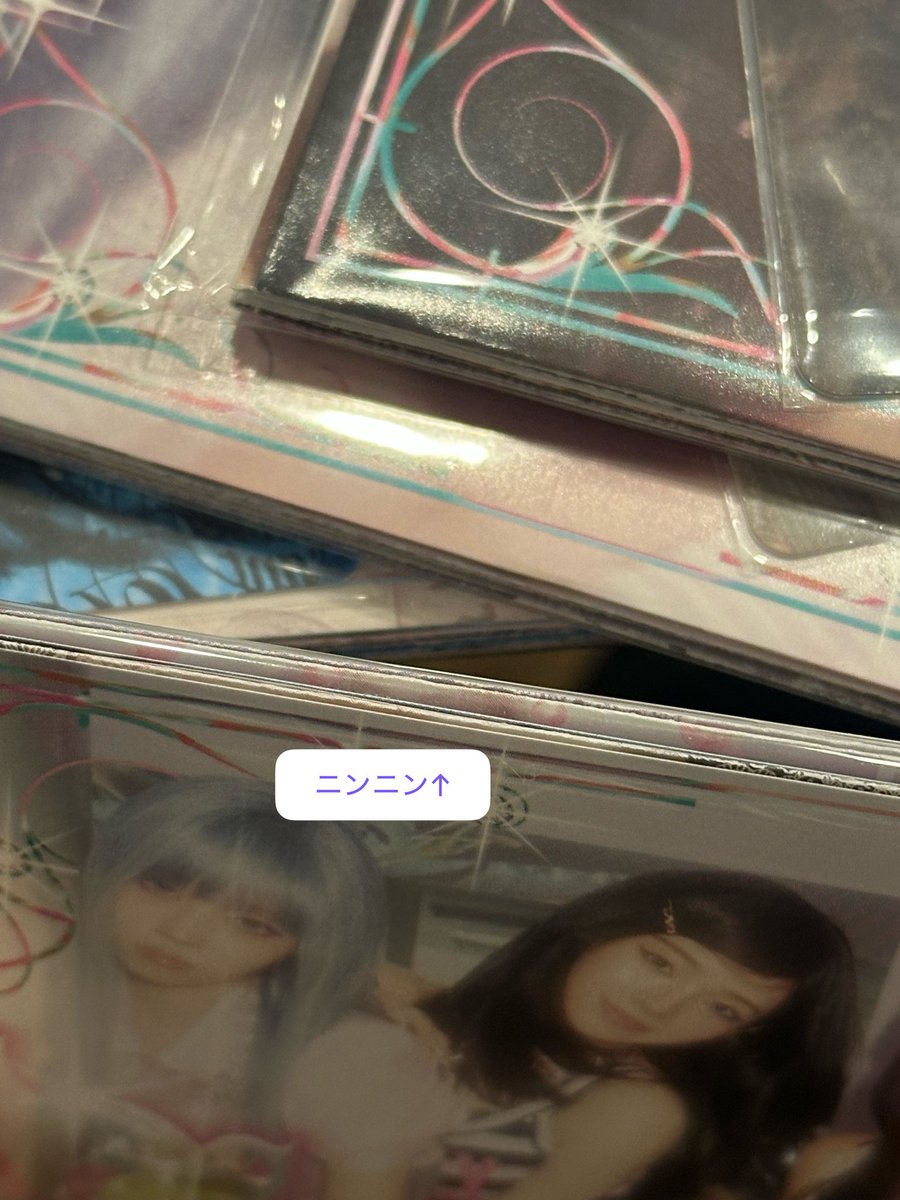 minjong_my__'s tweet photo. aespaのアルバム外の隙間から凝視すれば分かるかも！ニンニンはピンク髪が見えてカリナは上のボーダー服、えりちゃんはビーニー、ウィンターはパンツのレースが見えたよ〜！ https://t.co/PqGErVkYKi