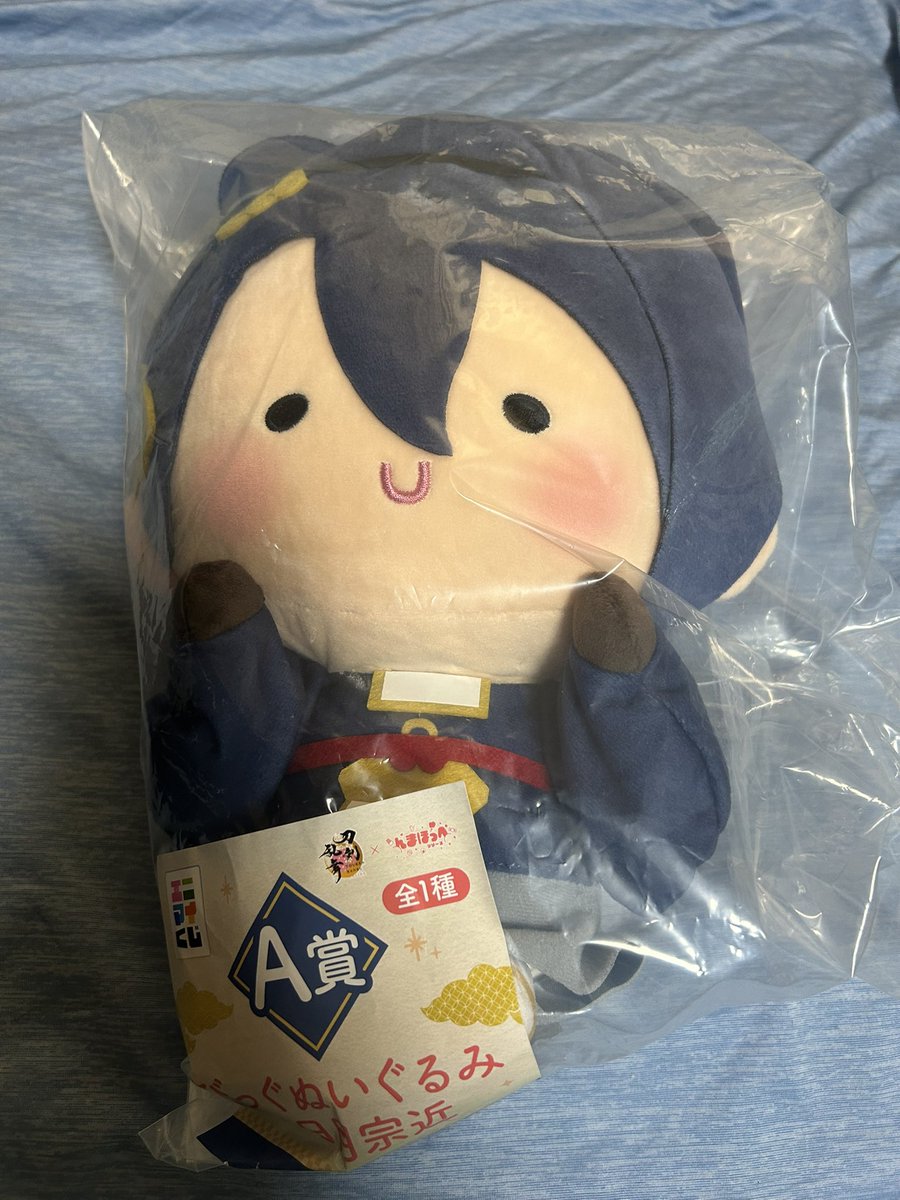 QPandLP's tweet photo. 立ち寄ったファミマにんまほっぺのくじがあったから２回引いたらまさかのAが来るとは…あとはDでしたけど…
なんか三日月を連れて帰って来ちゃいましたw
ちなみに栃木で欲しい方いれば譲渡してもいいかなぁなんて思ってます
#刀剣乱舞 https://t.co/zVP3HStMqH