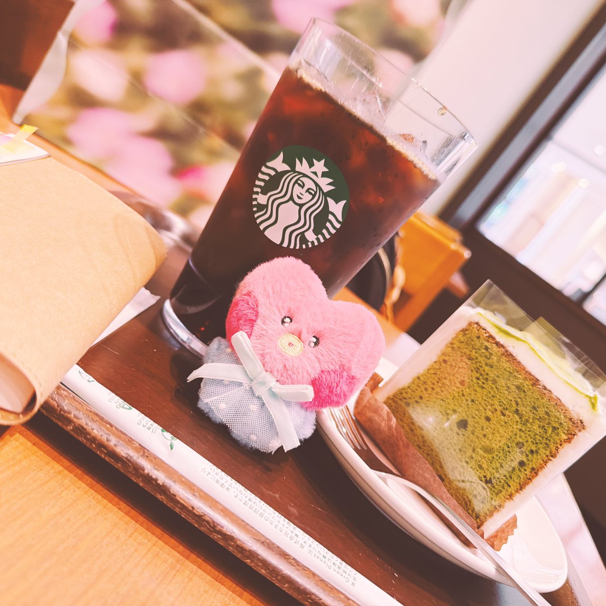 FreaksPanda's tweet photo. #BT21  #starbucks 

朝活しに
ｷﾀ━(ﾟ∀ﾟ)━!
抹茶のシフォンケーキ🍵 https://t.co/dwh7jk006E