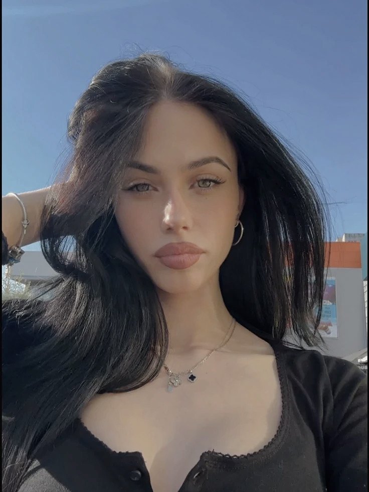 lovetintes's tweet photo. The sun showed up, so did I. Captured myself in the beautiful, bright, and warm sunshine today while walking out of my apartment to find a place for breakfast. Moving to Oslo has been a journey, but I'm glad I chose this ethereal city. Ready to hunt for some good restaurants. 🩶 https://t.co/U2wGBO20ev