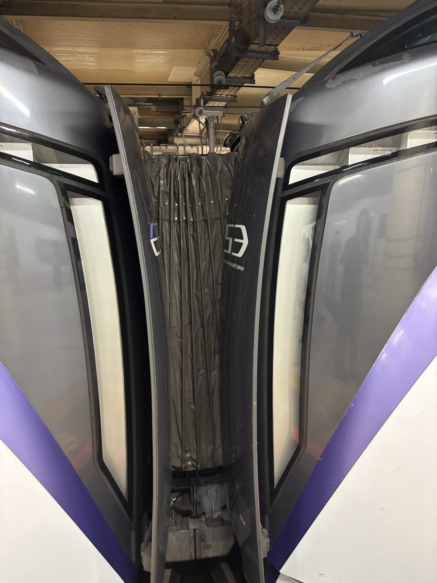 JJ3MKB's tweet photo. 特急かいじ&amp;富士山回遊号🚃🚃 https://t.co/kixQ6bUPzL