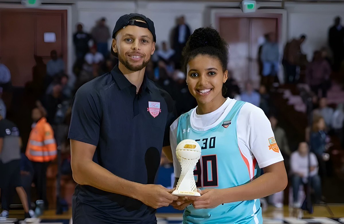 ES_sportsnews's tweet photo. In 2018, Azzi Fudd was one of the first two girls invited to Stephen Curry’s elite SC30 Select Camp for top high school prospects (alongside Cameron Brink).

She competed against the boys, won the camp’s 3-point contest, and then got a one-on-one shootout against Curry himself. He beat her 20-16.

Eight years later, Fudd has become the first rookie in WNBA history to win the 3P Contest... and has challenged Curry to a rematch! 🤩