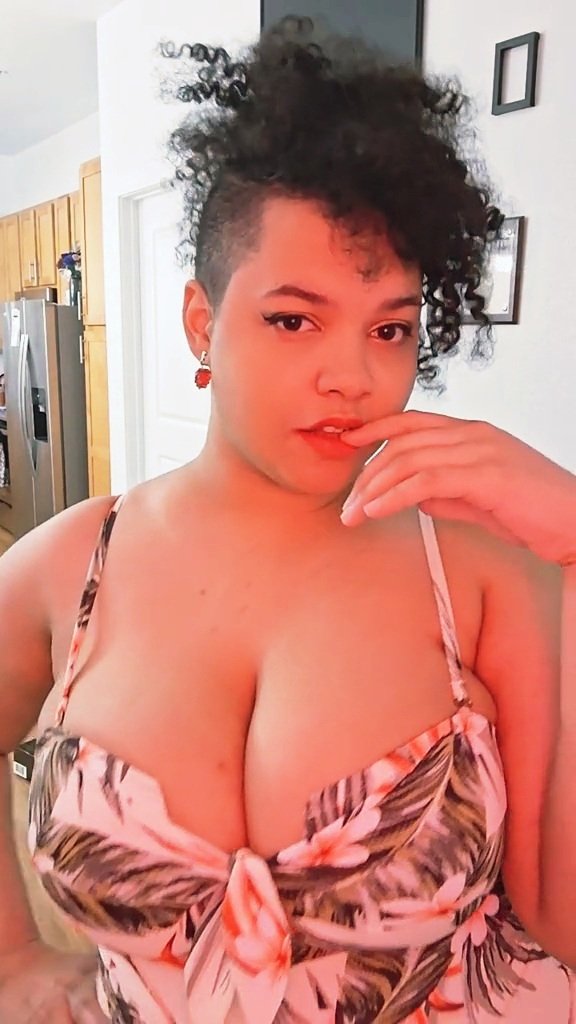 MistressStorm4's tweet photo. I smell like peaches 🍑 

#peach #curvy #women https://t.co/VmUKuR95tv