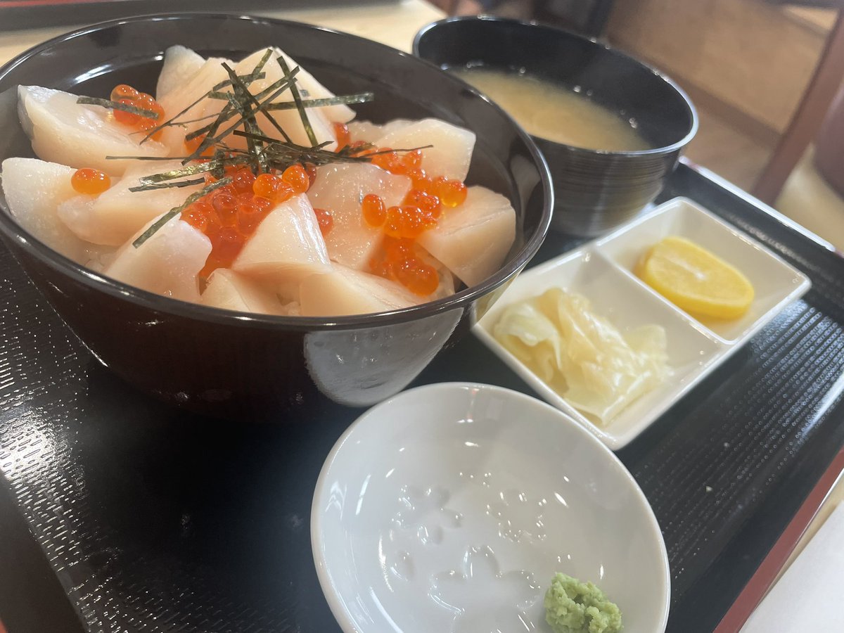 furuBETSUKAI's tweet photo. 【尾岱沼に待望の新飲食店オープン】

別海町の観光地•尾岱沼に新たな楽しみが誕生しました！

地元の新鮮な海の幸を味わえる飲食店「波見亭」が本日オープン✨

ホタテルイべ丼は絶妙な解凍具合。ホタテの甘味がしっかりしてます。カレーは海鮮の旨味たっぷりのルーで期待通り。ほかにも魅力的なメニューばかりです。

別海町ならではの海の恵みを、ぜひご堪能ください。
尾岱沼へお越しの際は、ぜひお立ち寄りを！

#別海町 #尾岱沼 #波見亭 #海鮮