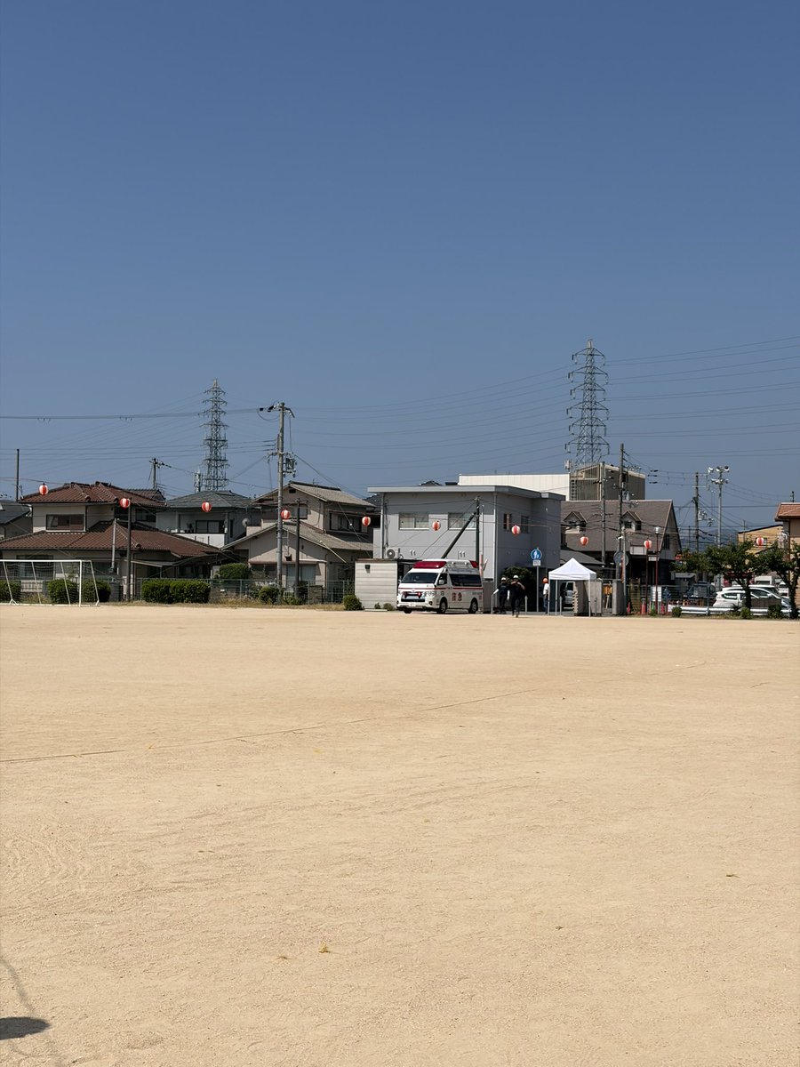 Cyari_oyaji's tweet photo. 今日は校区の盆踊り大会。
朝から会場設営に行ってました。

とにかく暑い🥵…溶けそう🫠…
お一人、熱中症で救急搬送🚑されました。

午後からも販売で出動、出来ることならパスしたい🙅

#TMI https://t.co/PkKcbBucVO