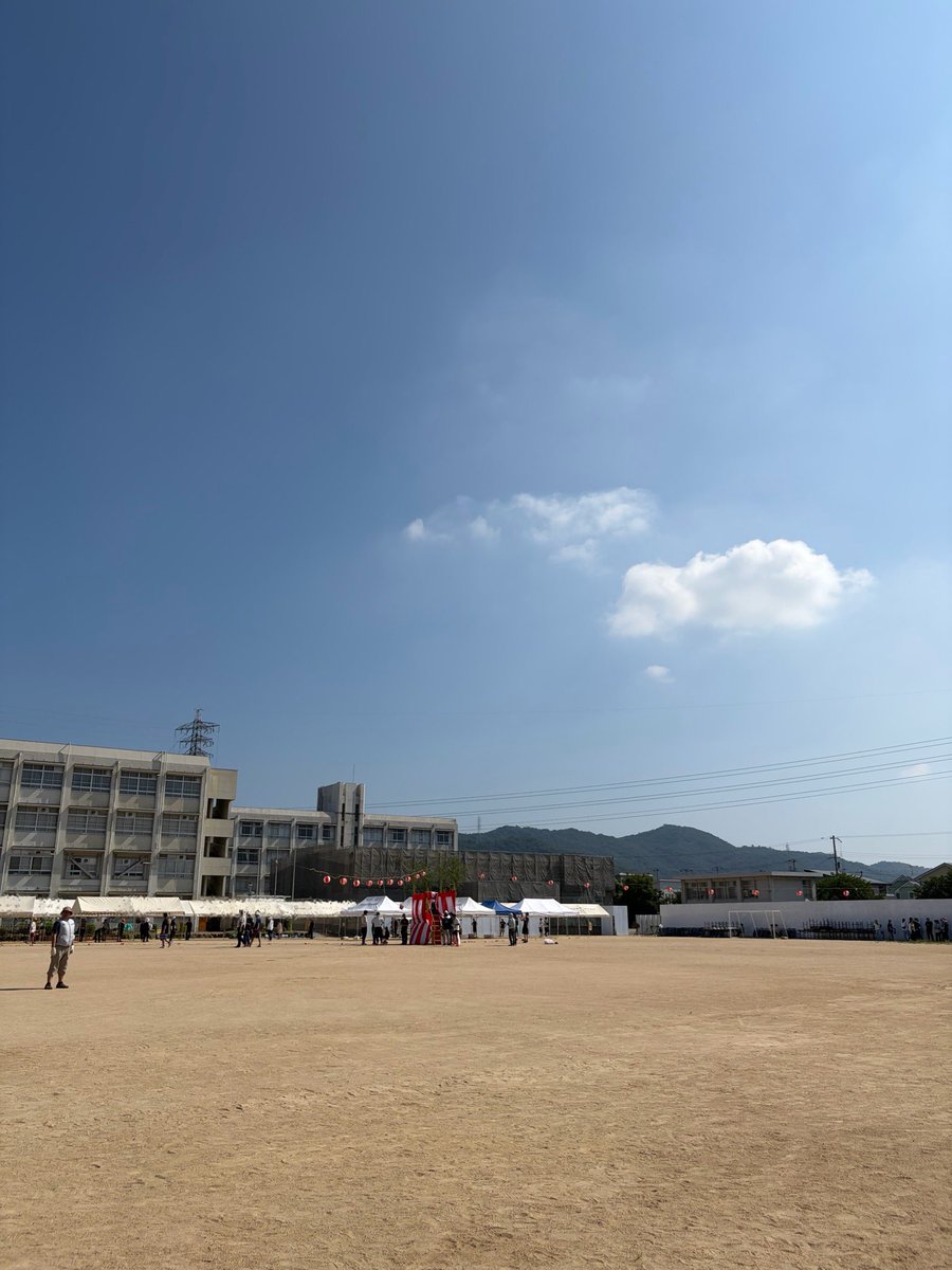 Cyari_oyaji's tweet photo. 今日は校区の盆踊り大会。
朝から会場設営に行ってました。

とにかく暑い🥵…溶けそう🫠…
お一人、熱中症で救急搬送🚑されました。

午後からも販売で出動、出来ることならパスしたい🙅

#TMI https://t.co/PkKcbBucVO
