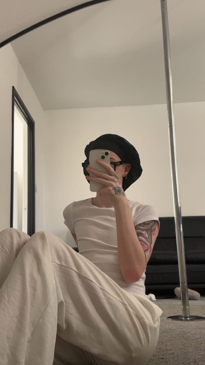 1ian2night's tweet photo. Who’s gonna pay for my nails 😻💋 #femboy https://t.co/NST1Vy8eN4