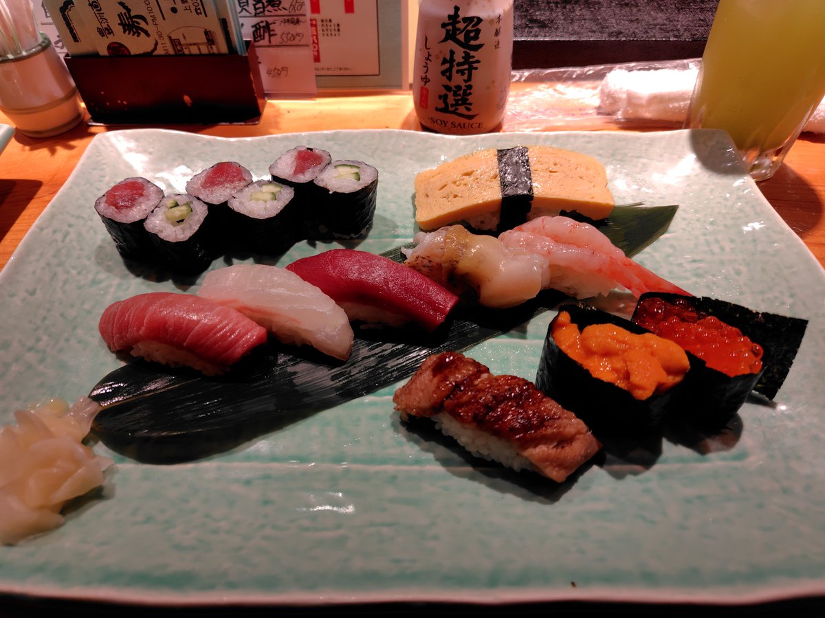 kamimaru_kaicho's tweet photo. よし寿司　上野店

特上寿司　2800円

いわゆる「回らないお寿司」だが、かなりリーズナブルに食べられる。
マグロはちゃんと本マグロでした。

そしてなんといっても、上野なのに外国人がいない！！！！

#やれと言われたので食レポ https://t.co/lv2bx7LBEd