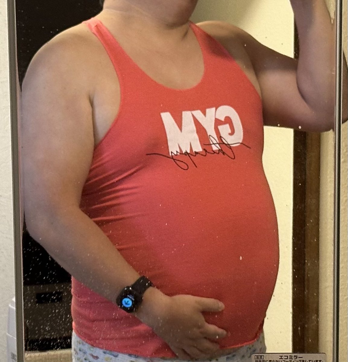 pansukebe's tweet photo. temuで6枚くらいシャツ一気に買ったら全部サイズミスってプロレスラーみたいになっててしぬ https://t.co/Jo5nU9K3GK