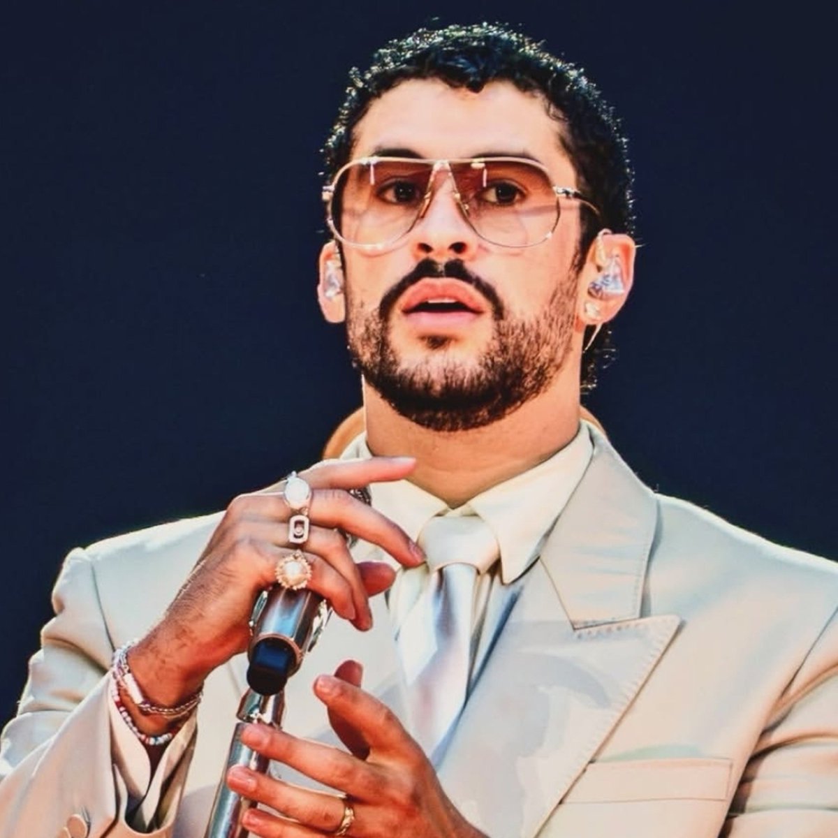 keiveiec's tweet photo. Bad Bunny ha recaudado $1.2 MIL MILLONES únicamente con sus conciertos. 🏟️

— Con ello, amplía aún más su ventaja como el artista latino y el artista de habla no inglesa con mayor recaudación en la historia de Billboard Boxscore. https://t.co/GeyVUJPg8n