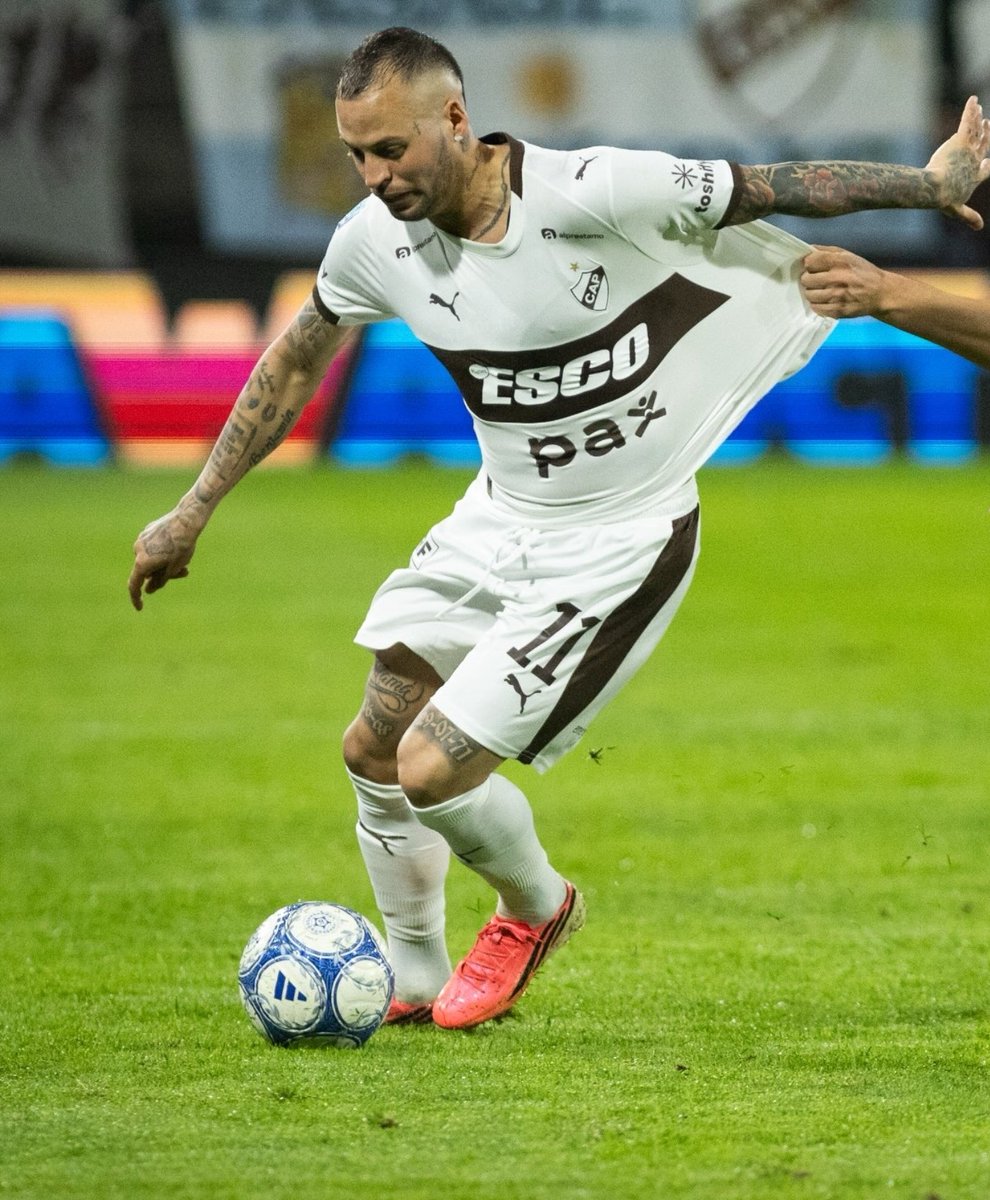 DeportivoGlobal's tweet photo. Nicolás López debutó en Platense y en pocos minutos se transformó en la figura de su equipo

No le pudieron sacar la pelota, destellos de calidad del "Diente", en su estreno en el fútbol argentino. El "Calamar" igualó a dos ante Unión SF

No tardará en ganarse un lugar en el 11 https://t.co/gCcZeSsw91