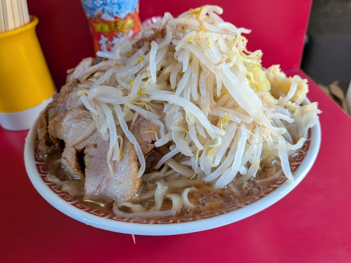 pwea9578's tweet photo. ラーメン二郎 三田本店
ラーメン大豚ダブル 野菜 大蒜 カラメ
⋆┈┈┈┈┈┈┈┈┈┈┈┈┈┈┈┈┈⋆
この暑い夏に熱いラーメンを食うのが、
良いんですよね〜冗談じゃないよ〜暑い時には冷たいんもんだよ〜って聞こえてきたとかこないとか。本日の三田本店も
バッチリな美味さで満足😋 https://t.co/GR8OIdFeC1