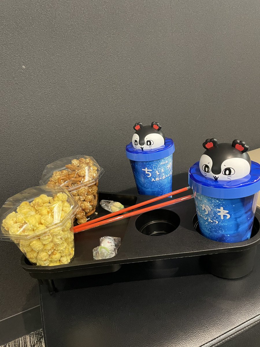 okuya0810's tweet photo. ちいかわ映画行ってきます！特典はうさぎとハチワレちゃん！パンフと味自慢エプロンも買ったし完璧〜！！ https://t.co/KHY8FSOBmF