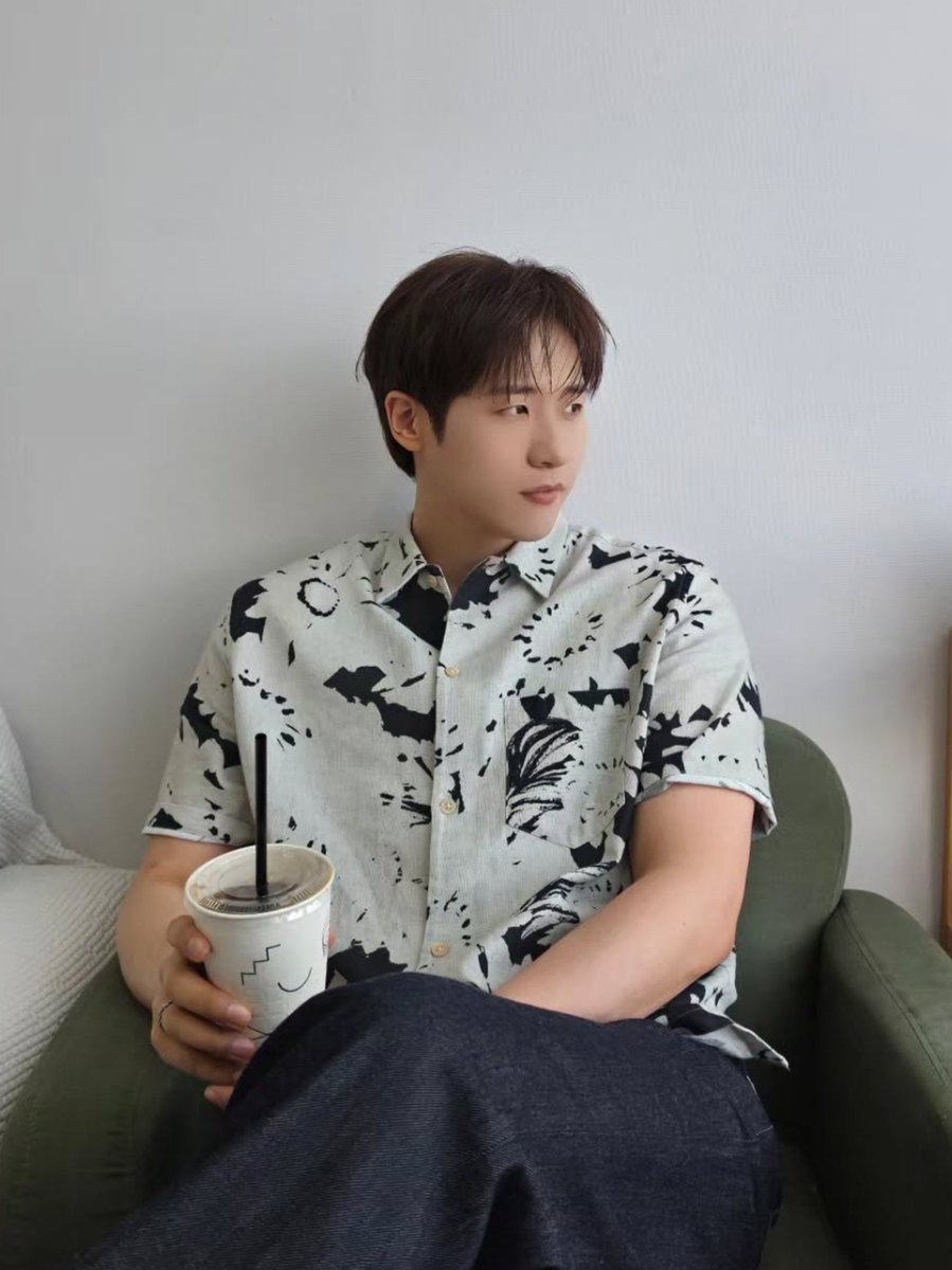 6o6comma's tweet photo. 이 얼굴을 하고 바나 앞에만 서면 이런 표정을 짓는다고? 아.. 오빠 너 왜이렇게 아이돌이야💙 https://t.co/nYQG84MgYz