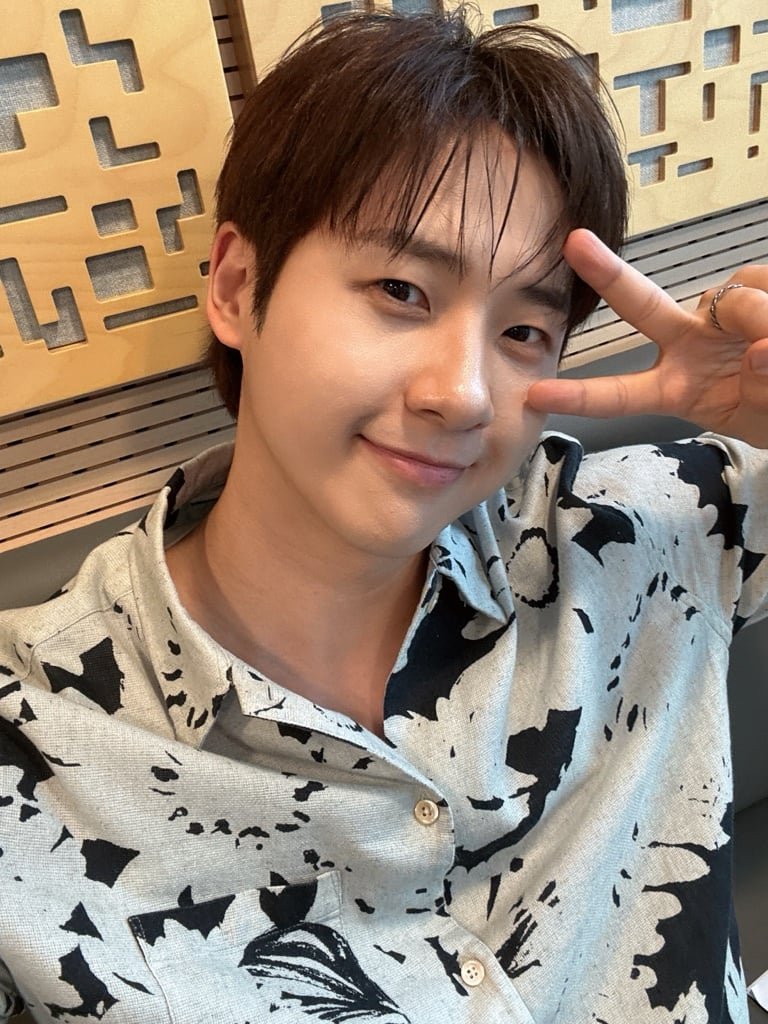 6o6comma's tweet photo. 이 얼굴을 하고 바나 앞에만 서면 이런 표정을 짓는다고? 아.. 오빠 너 왜이렇게 아이돌이야💙 https://t.co/nYQG84MgYz