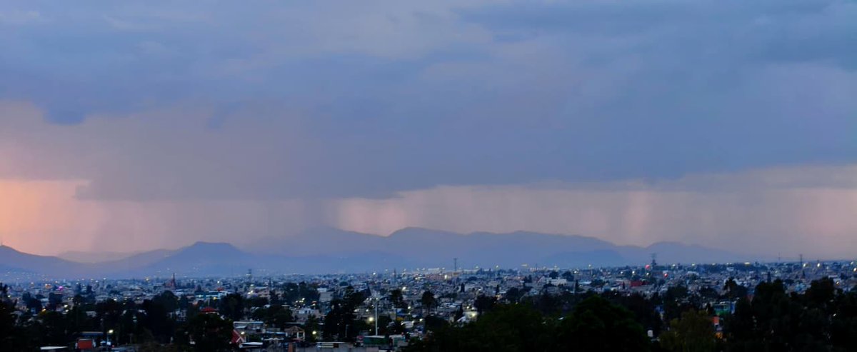 SasslaClimaMx's tweet photo. #Reportando 🌧️ | ¡Impresionante postal! Así esta tarde con lluvias ocasionales sobre #CDMX. 📸

⛈️♥️ Para cerrar el día, compartimos una fotografía captada desde las inmediaciones del Metro Constitución, alcaldía #Iztapalapa. En la imagen se aprecian claramente las cortinas de lluvia sobre las zonas centro-norte y poniente de la capital.

⚠️📈 Las condiciones para lluvias irán en aumento a partir del día de mañana. Con la posibilidad de eventos localmente fuertes conforme pase la semana.

⚡⚠️ No se descarta actividad eléctrica, caída de granizo y rachas de viento en zonas de tormenta.

Fuente: Usuario de X (Twitter): @KarloszM17.