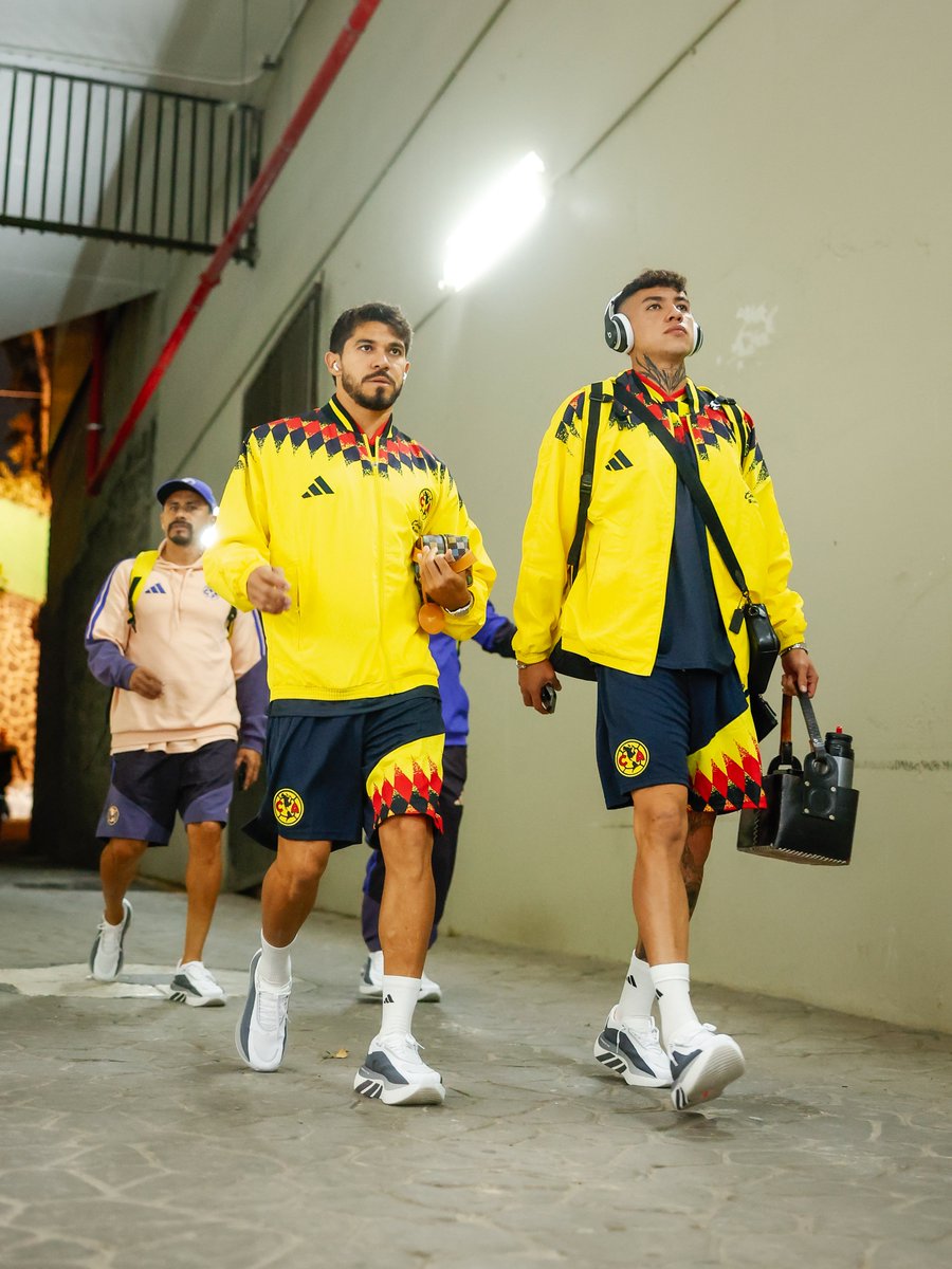 ClubAmerica's tweet photo. ¡Aquí estamos, Las Águilas en CAsa! 💙🏟️💛 https://t.co/rl7pM1x7yl