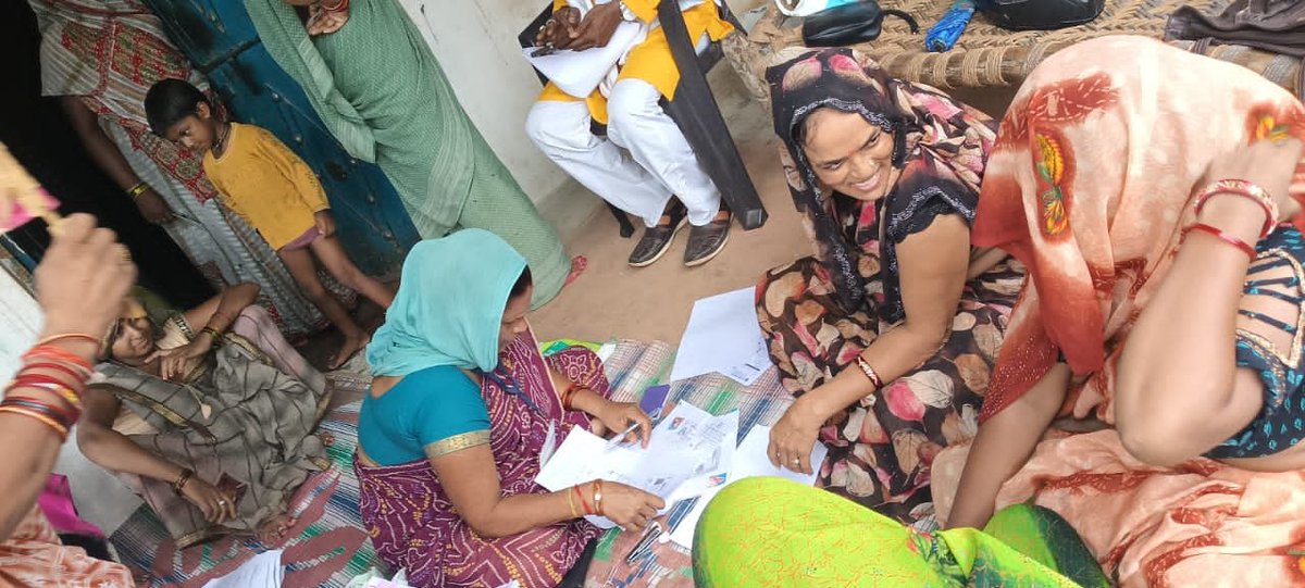 CDO_Chitrakoot's tweet photo. विकासखंड कवीॅ के क्लस्टर शिवरामपुर में Internal community resource person(Icrp) द्वारा ग्रामीण महिलाओं के मध्य जाकर समूह गठन का कार्य किया गया आईसीआरपी द्वारा महिलाओं को स्वावलम्बी लंबी बनाए जाने के संबंध में विस्तृत जानकारी दी गई।#nrlm#ruraldevelopment#shg https://t.co/SbZS8A0GHw