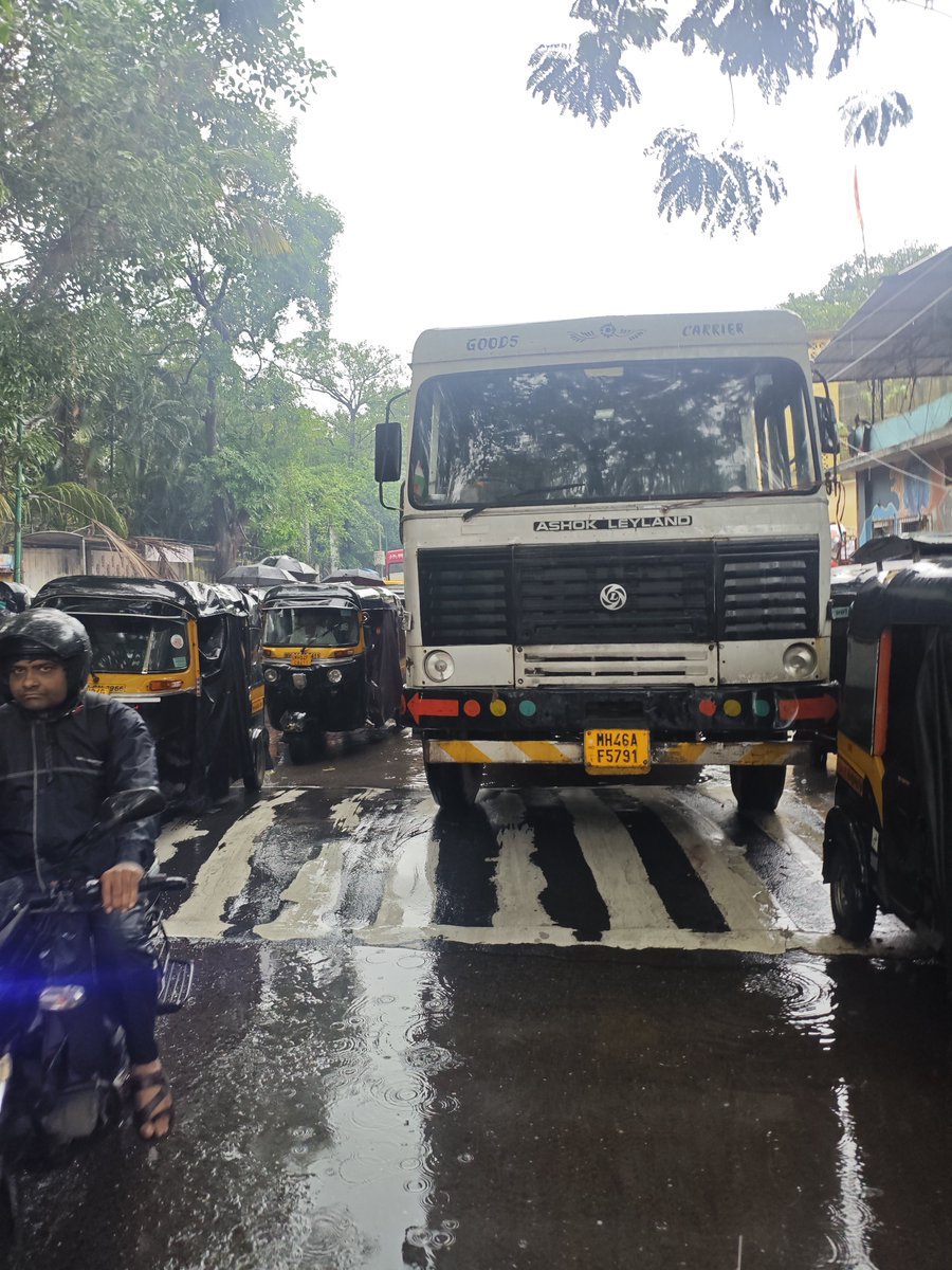 K9appu's tweet photo. @TMCaTweetAway @city_thane @ThaneCityPolice heavy traffic scenario every day due to the Garbage truck in station road from Stadium to Thane college. Please change the garbage collection time and remove road side parkings. #inconvenience #Traffic https://t.co/QFbp6qJjVo