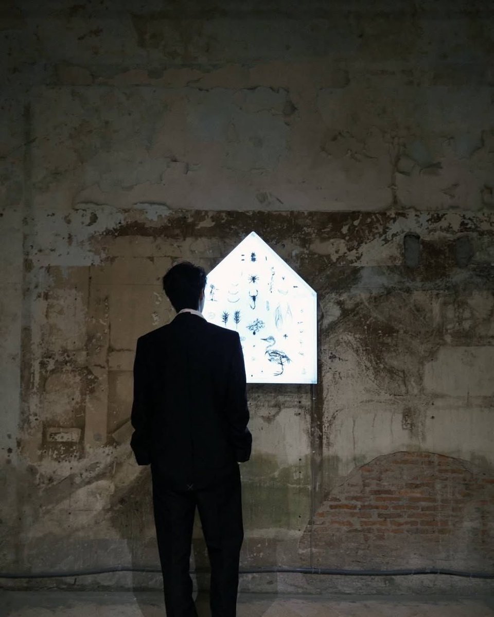 Kimmykim052's tweet photo. DewTee au (Narasi) — Fate of a Nemesis

Teeradech Vitheepanich, menteri kejam era Ayutthaya, tewas dieksekusi racun dan terbangun di Bangkok modern sebagai Tee, seorang aktor figuran miskin.

Dendamnya membara saat bertemu Dew, pewaris raksasa media JSU Group yang wajahnya persis Pangeran Jirawat, sosok yang meracuninya dulu. Teeradech pun bertekad merebut puncak industri hiburan demi membalas dendam.

Akankah Teeradech berhasil menghancurkan Dew lewat strategi modern, atau justru terjebak dalam pesona pria yang paling ia benci?

Hubungan benci tapi cinta pun dimulai di antara dua orang yang sama-sama manipulatif ini.

📌Inspired by: My Royal Nemesis