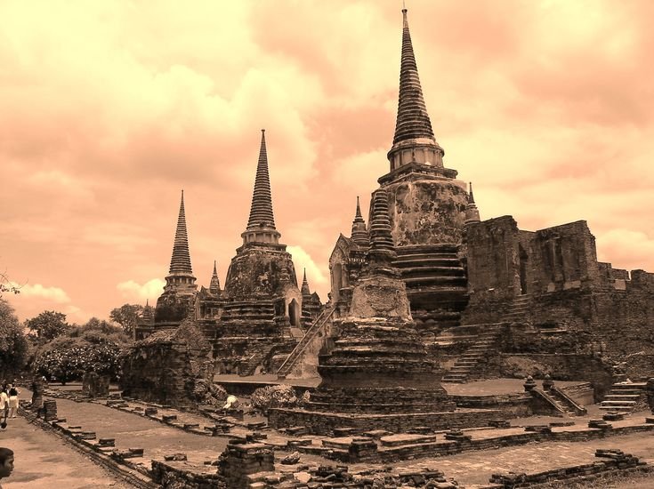 Kimmykim052's tweet photo. DewTee au (Narasi) — Fate of a Nemesis

Teeradech Vitheepanich, menteri kejam era Ayutthaya, tewas dieksekusi racun dan terbangun di Bangkok modern sebagai Tee, seorang aktor figuran miskin.

Dendamnya membara saat bertemu Dew, pewaris raksasa media JSU Group yang wajahnya persis Pangeran Jirawat, sosok yang meracuninya dulu. Teeradech pun bertekad merebut puncak industri hiburan demi membalas dendam.

Akankah Teeradech berhasil menghancurkan Dew lewat strategi modern, atau justru terjebak dalam pesona pria yang paling ia benci?

Hubungan benci tapi cinta pun dimulai di antara dua orang yang sama-sama manipulatif ini.

📌Inspired by: My Royal Nemesis