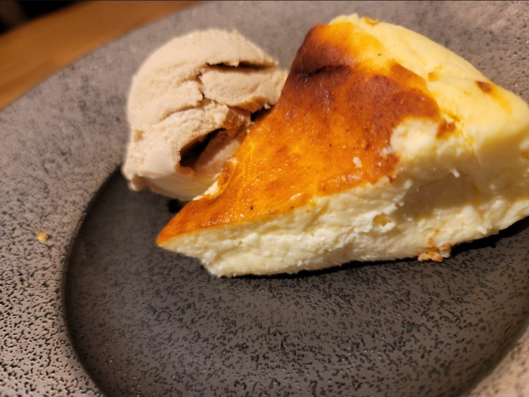 sa5yu2ka1's tweet photo. タルタ・デ・ケソ（Tarta de queso）」とは、スペイン語で「チーズケーキ」を意味する言葉
これはバスクチーズケーキだが、美味い😋
  #バスクチーズケーキ  #スペイン https://t.co/fTTzy8tgDJ