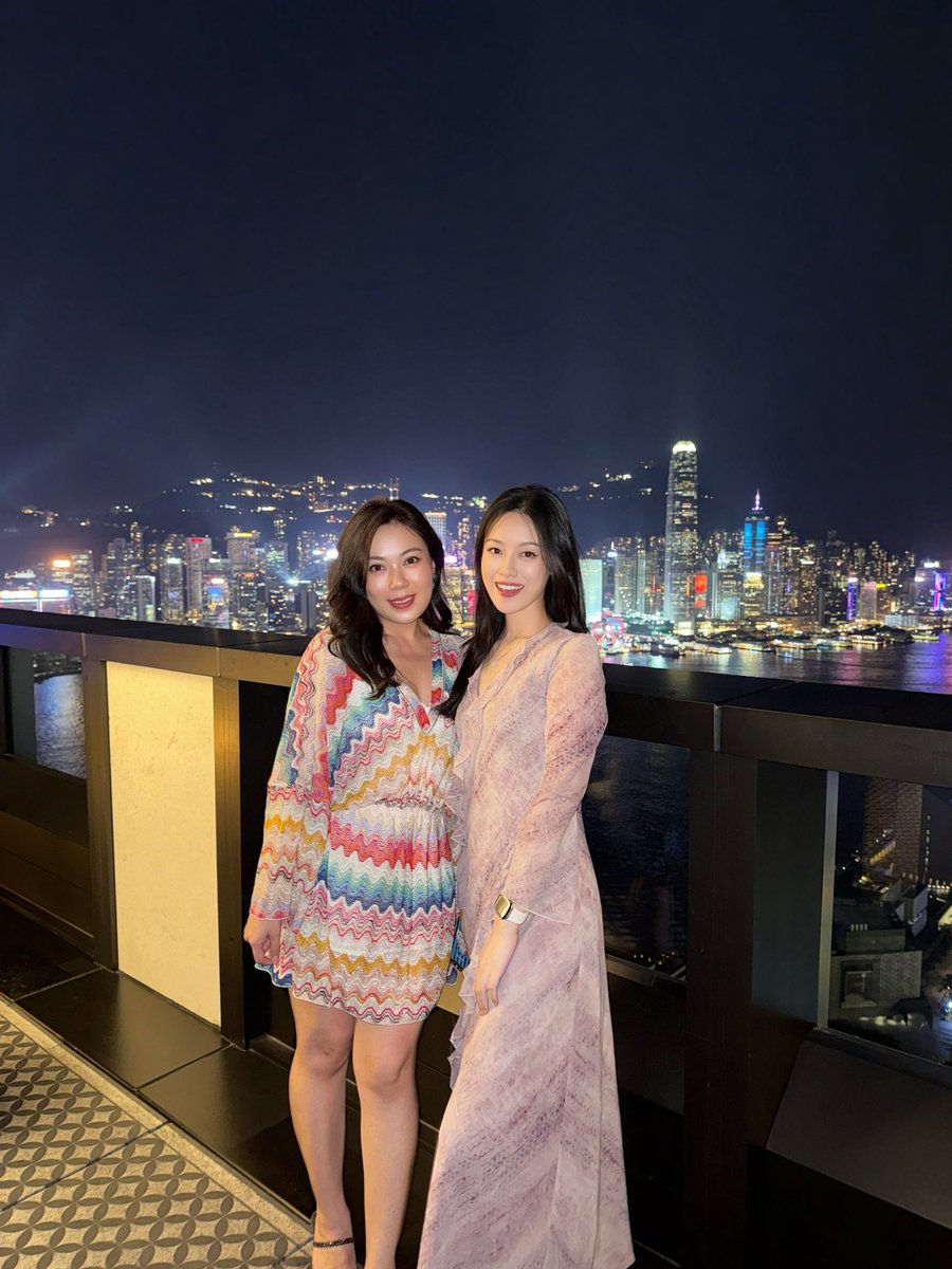 dearcindyt's tweet photo. 一直觉得香港瑰丽的磁场是无敌的，有一种不论外部环境怎么变这里永远在经济上行的感觉。

这次来体验了90平的独栋套房Asaya Lodges
觉得很难得的是在寸土寸金的尖沙咀
竟然有这么避世的地方
将外部的繁华喧嚣完全隔离开
沿着种满花花草草的长廊走向独栋的路上
恍惚以为自己在巴厘岛或者普吉岛

房内三个卫生间
还有专门的娇兰SPA房
Serge Mouille蜘蛛灯
cassina马鞍皮结构椅
新鲜粉艳的绣球
更别说Manor Club行政酒廊超值的餐酒美景和服务
处处都在告诉你“欢迎回家”

今天才发现原来刚好是自己阴历生日
刚巧还吃了个小蛋糕🎂
姐姐说老天的每个安排都是算了又算
Lucky for me💕