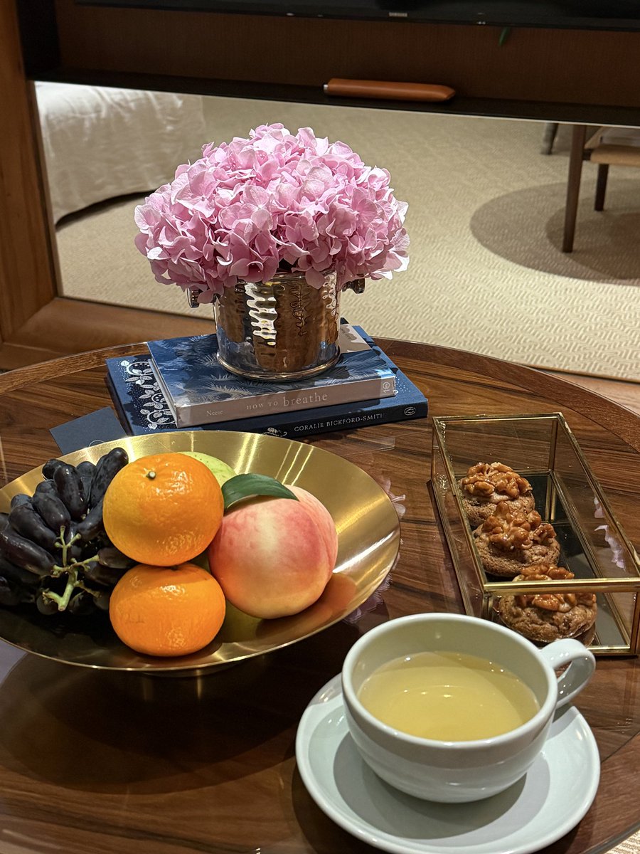 dearcindyt's tweet photo. 一直觉得香港瑰丽的磁场是无敌的，有一种不论外部环境怎么变这里永远在经济上行的感觉。

这次来体验了90平的独栋套房Asaya Lodges
觉得很难得的是在寸土寸金的尖沙咀
竟然有这么避世的地方
将外部的繁华喧嚣完全隔离开
沿着种满花花草草的长廊走向独栋的路上
恍惚以为自己在巴厘岛或者普吉岛

房内三个卫生间
还有专门的娇兰SPA房
Serge Mouille蜘蛛灯
cassina马鞍皮结构椅
新鲜粉艳的绣球
更别说Manor Club行政酒廊超值的餐酒美景和服务
处处都在告诉你“欢迎回家”

今天才发现原来刚好是自己阴历生日
刚巧还吃了个小蛋糕🎂
姐姐说老天的每个安排都是算了又算
Lucky for me💕