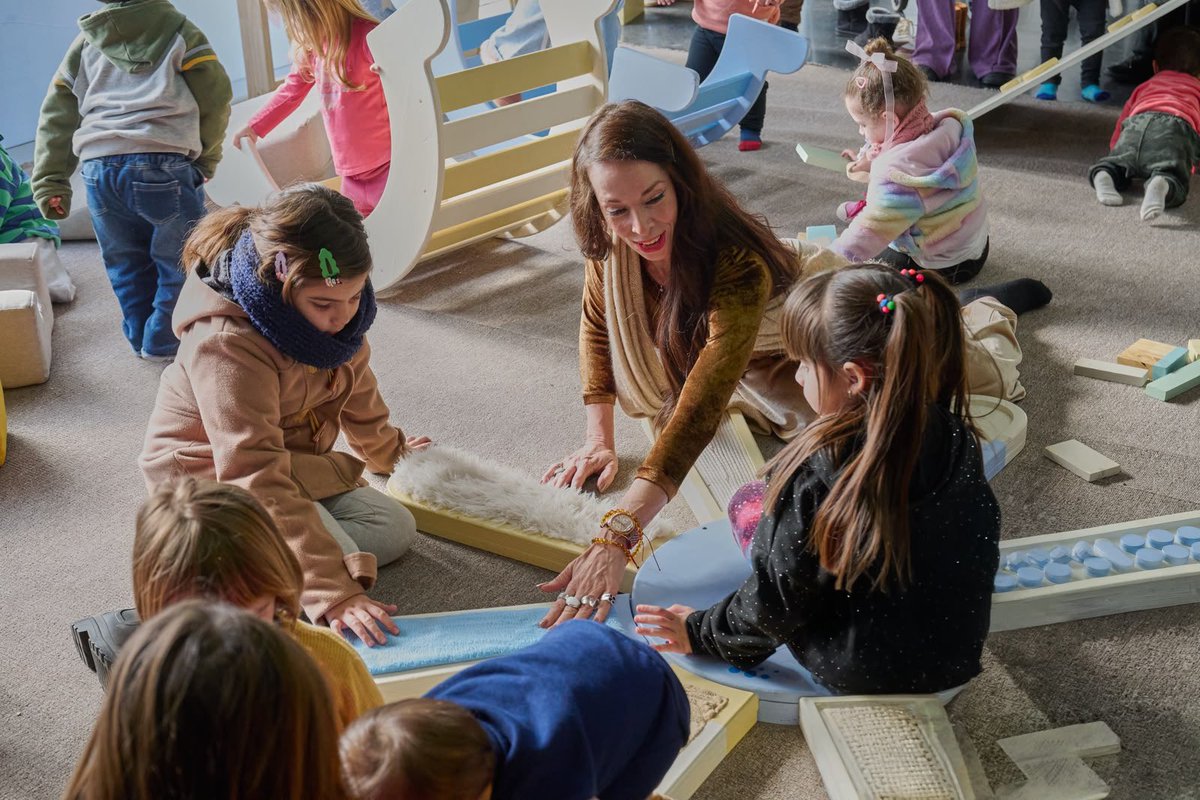 onettovictoria's tweet photo. Recorrimos las actividades de #VacacionesDivertidas en el @MARMuseo , que ofrece una agenda con teatro, música, cine, arte, recorridos y muchas propuestas para disfrutar en familia. 💙

Una programación que invita a encontrarnos a través del arte, descubrir nuevas experiencias y seguir fortaleciendo el acceso a la cultura en cada rincón de la Provincia.