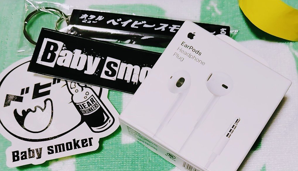 chocolate2471's tweet photo. 結局サンダバ降りてすぐ駅構内のセブンイレブンで有線EarPods(税込2,780円)買ったけど、昨日買ったグッズたちより高い買物してしまいなんか申し訳ない気持ち https://t.co/6s6Aiie6FI